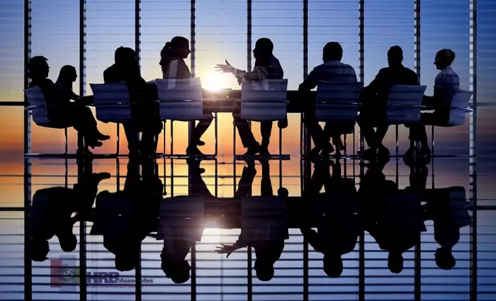 Κατάργηση τέλους €350 για εταιρείες ζητούν οι βουλευτές, όχι λέγει ο ΥΠΟΙΚ