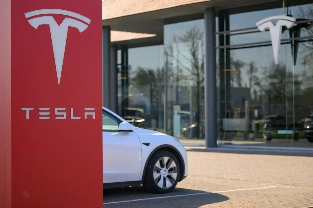 Tesla: Κατακόρυφη πτώση πωλήσεων στην Ευρώπη παρά την άνθηση στα ηλεκτρικά οχήματα