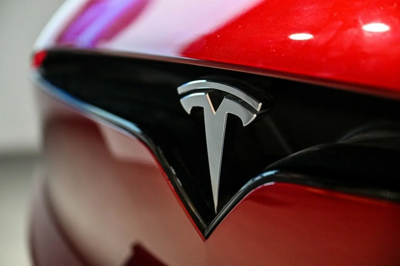 Η Tesla χάνει την πρωτιά στα ηλεκτρικά αυτοκίνητα