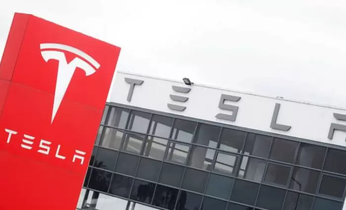 FT: Η Tesla και το δίλημμα του $1 τρισ. για τους επενδυτές