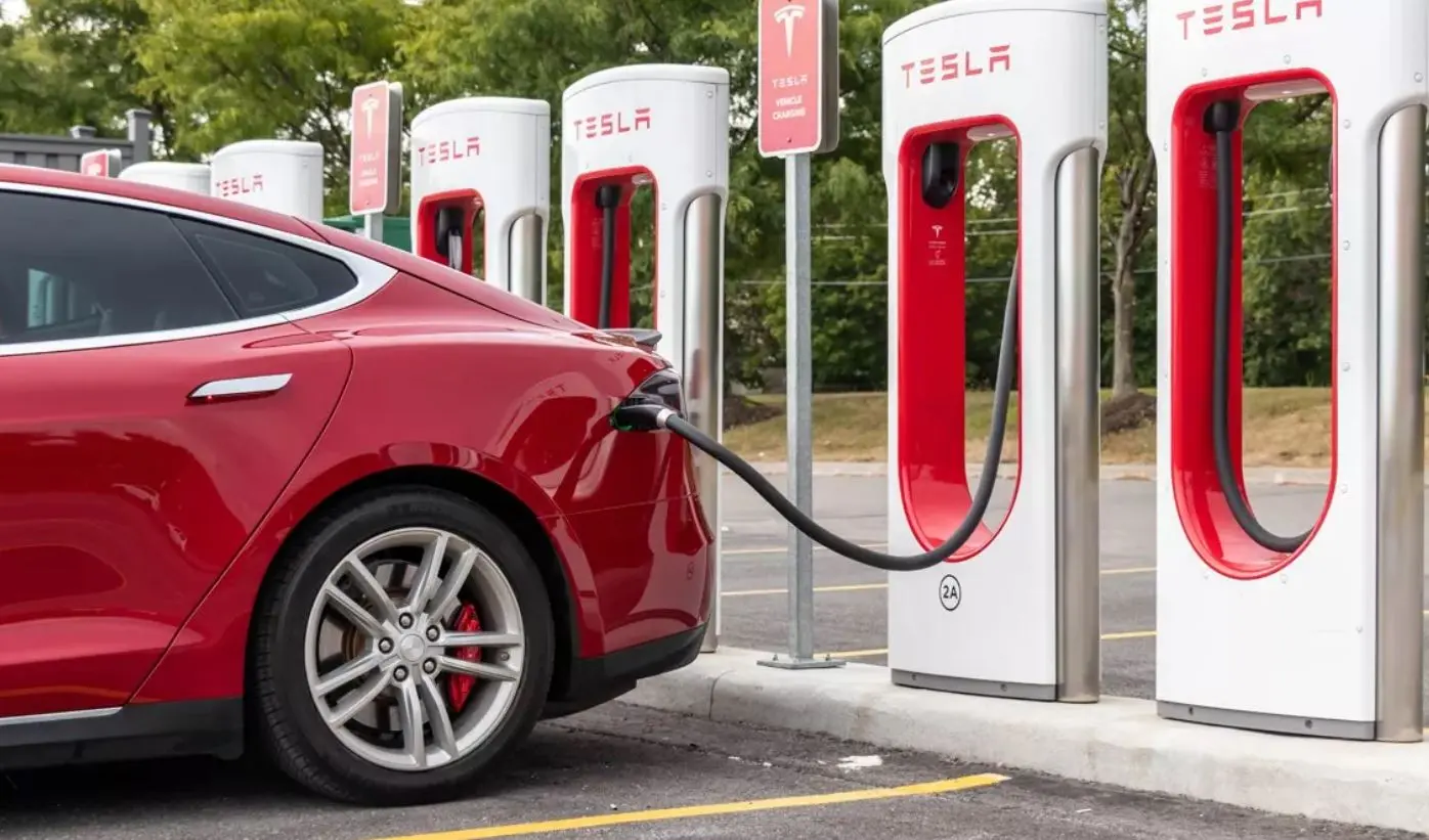 Ποια εταιρεία είναι ο νέος μεγάλος μπελάς της Tesla;