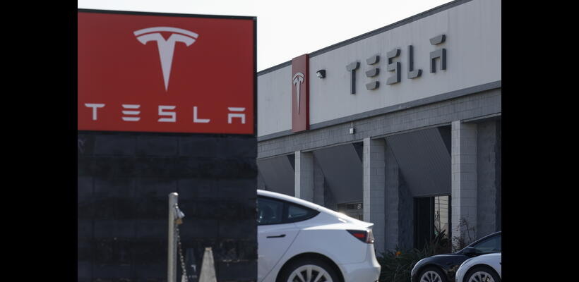 Πώς οι πολιτικές παρεμβάσεις του Μασκ κοστίζουν στις πωλήσεις της Tesla
