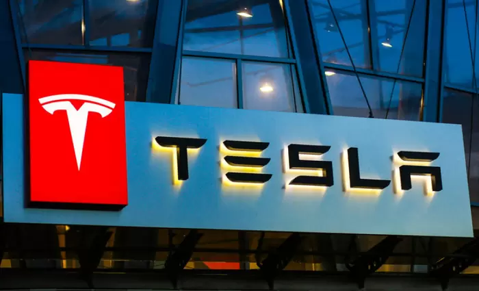 Η Tesla ξεμένει (πάλι) από ρευστότητα