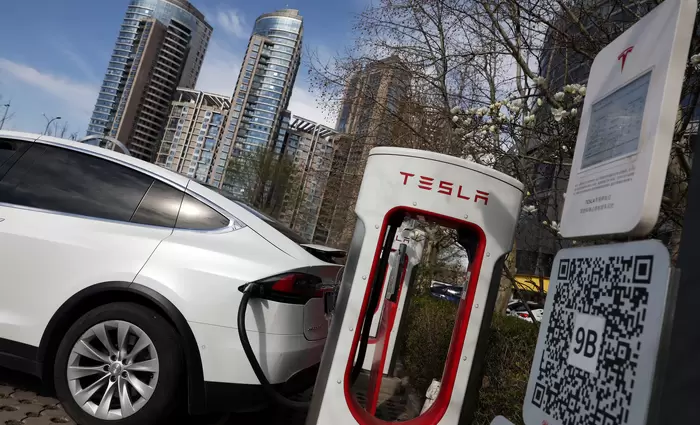 Φρένο στις πωλήσεις Tesla παρά την ευφορία Μασκ για την αυτόνομη οδήγηση