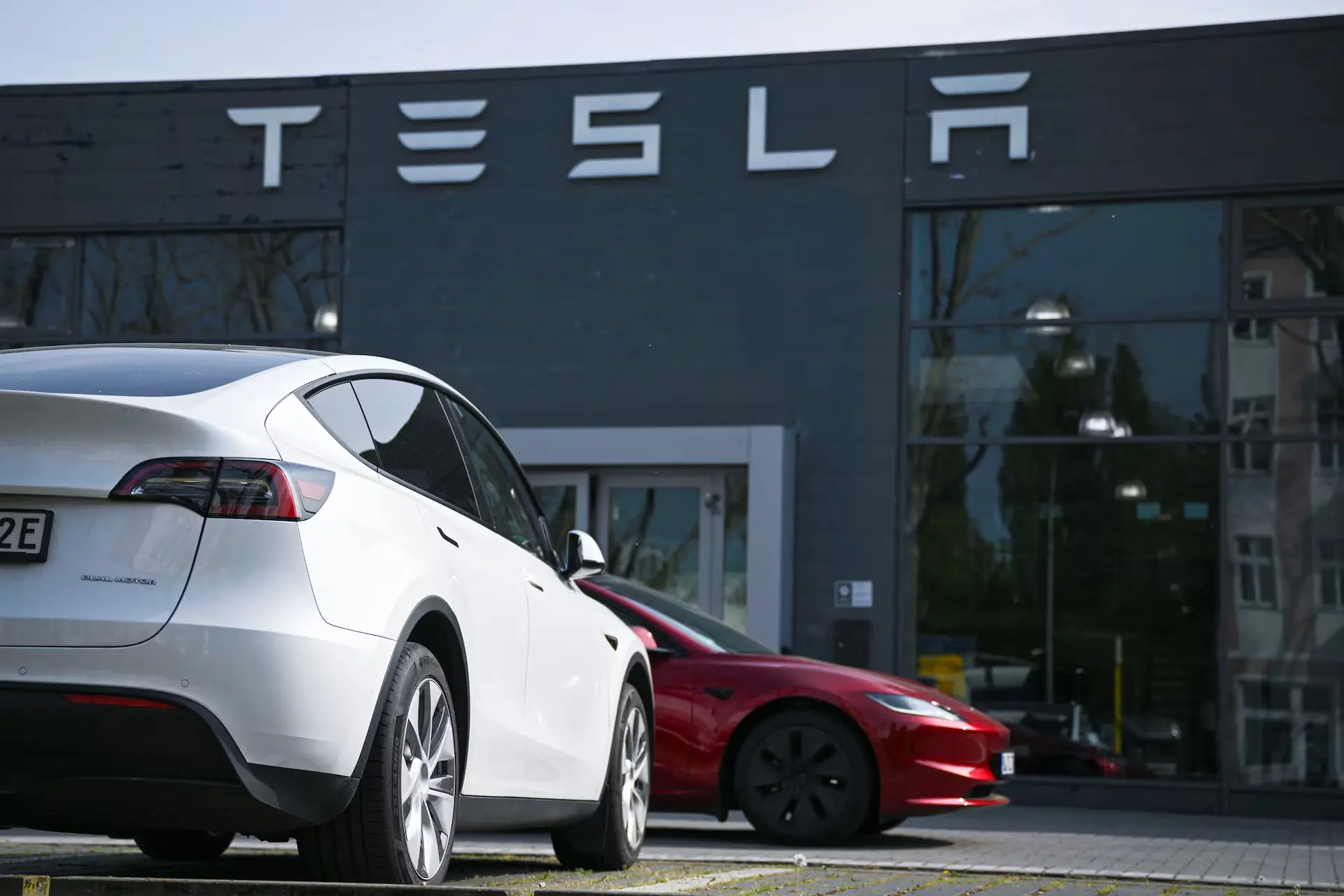 Ευρώπη: Βαριά χρονιά για την Tesla με πτώση 28% στις πωλήσεις – Εξαίρεση η Νορβηγία