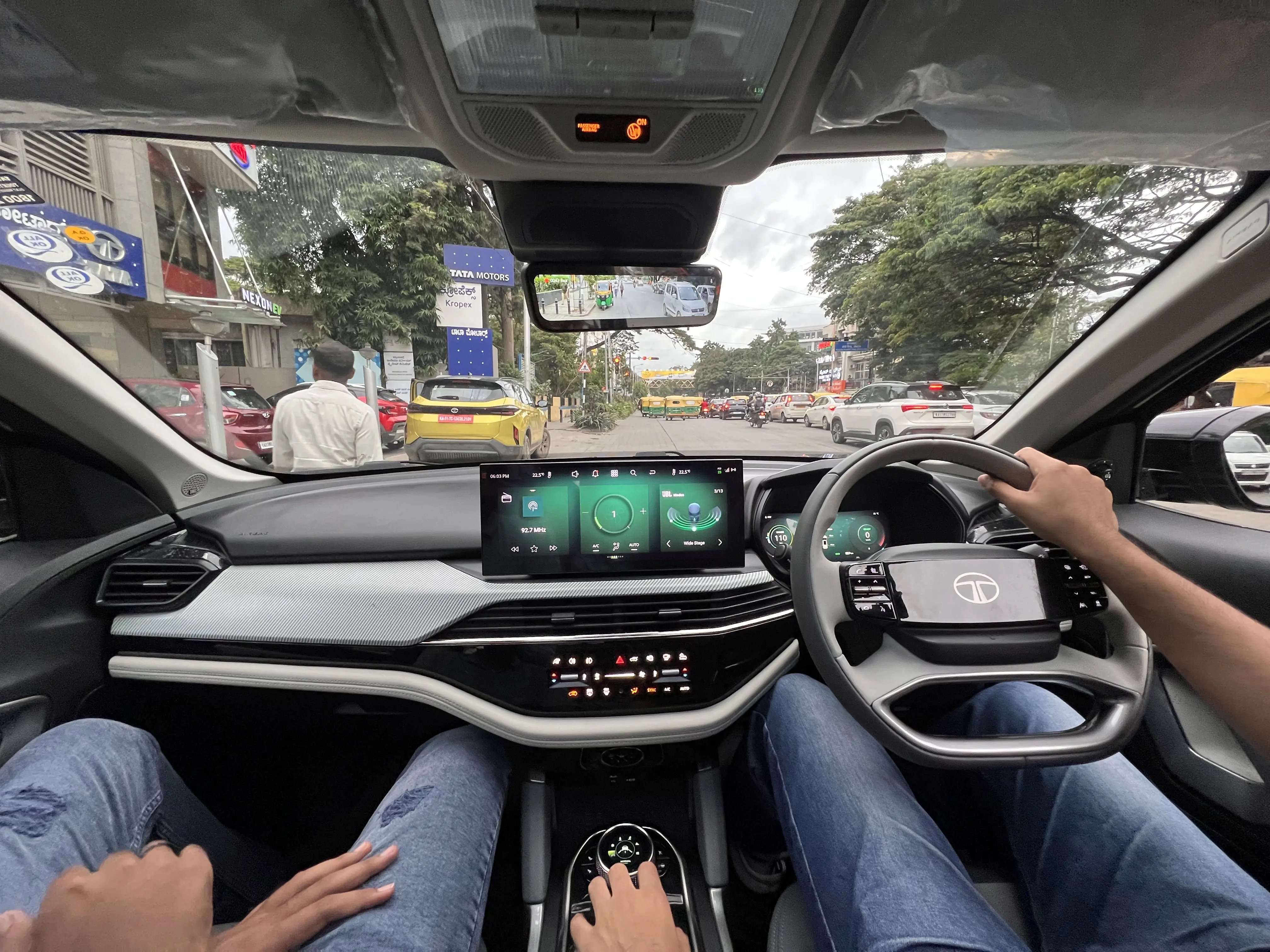 H Tesla πήγε Ινδία: Πότε αρχίζουν οι παραδόσεις του Model Y