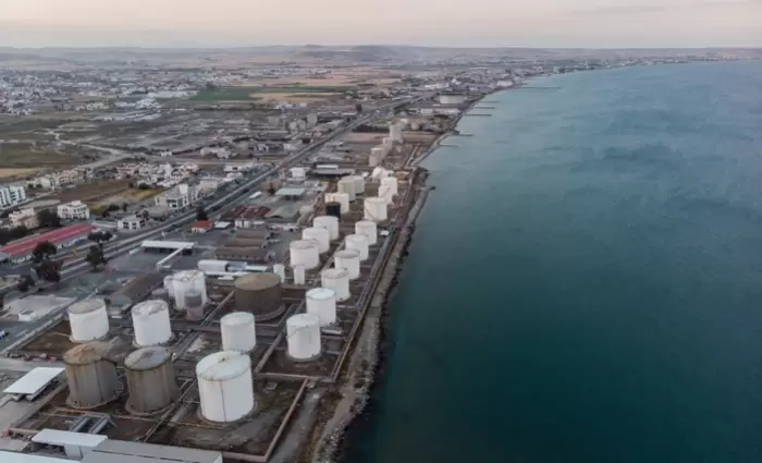 Ο Δήμος Λάρνακας πιέζει για απομάκρυνση των δεξαμενών από την παραλία