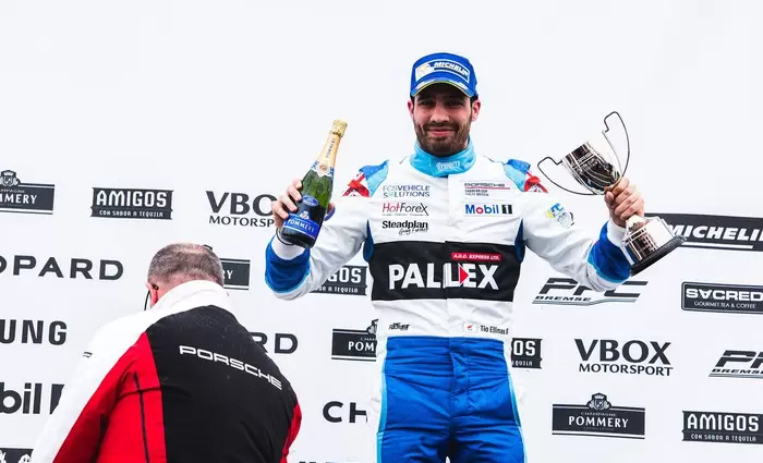 Pole position και νίκη στο Donington για τον Ευτύχιο Έλληνα