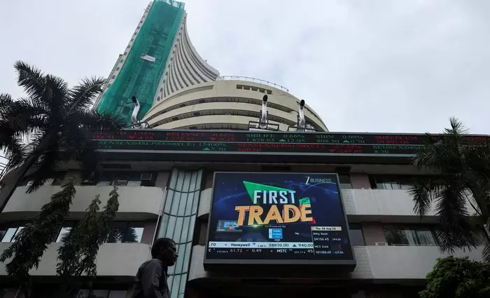 Φορολογικό πλήγμα στα τσιγάρα βυθίζει τις μετοχές στην Ινδία