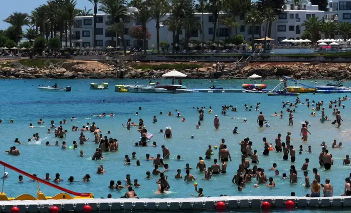 Ανθεκτικός ο τουρισμός – Αύξηση αφίξεων και νέο ρεκόρ παρά τον πόλεμο των 12 ημερών