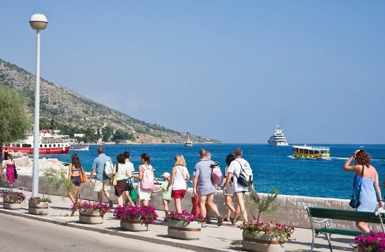 Μαγιό μόνο στην παραλία: Αυξάνονται τα πρόστιμα σε τουριστικές πόλεις της Ευρώπης