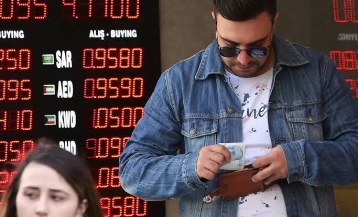 Αναταραχή προκαλεί η βουτιά της τουρκικής λίρας