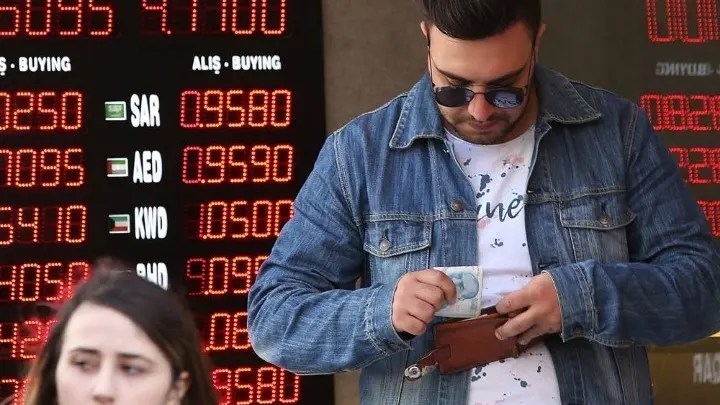 Αναταραχή προκαλεί η βουτιά της τουρκικής λίρας