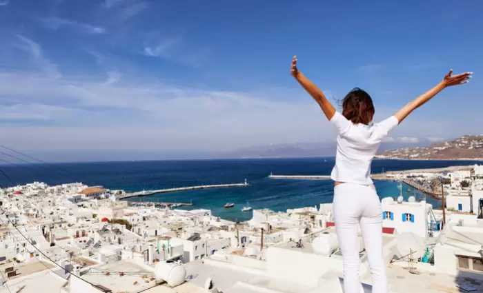 Εκτοξεύτηκαν τα έσοδα στον ελληνικό τουρισμό