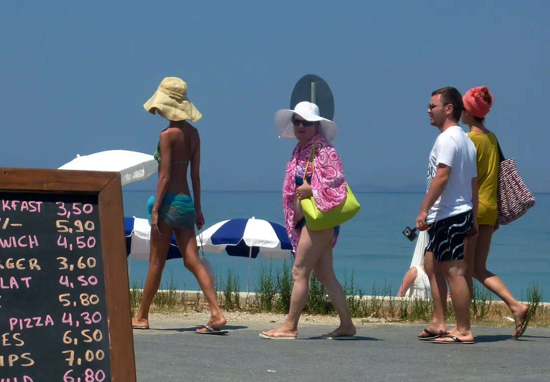 Ελπίζουν σε αύξηση των τουριστών από τον Σεπτέμβρη και μετά