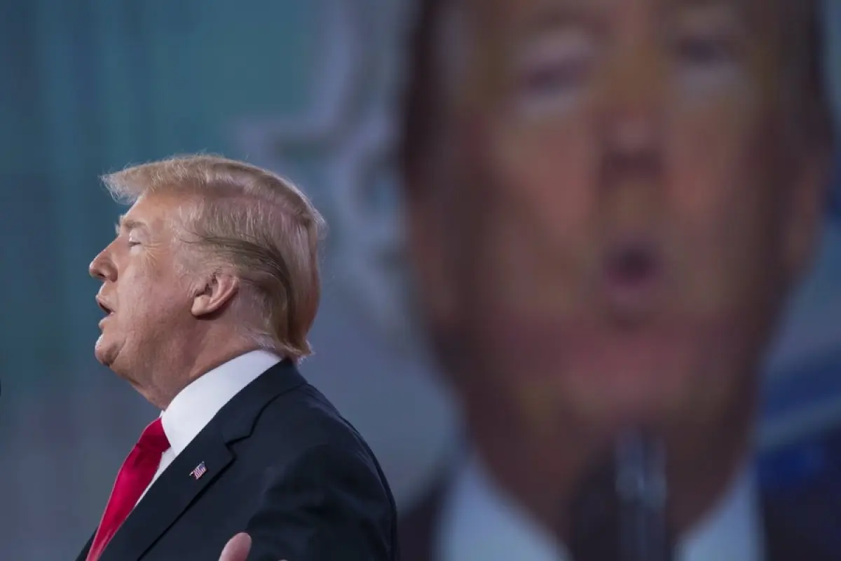 Ο Τραμπ προειδοποιεί Google, Facebook και Twitter να είναι προσεκτικοί