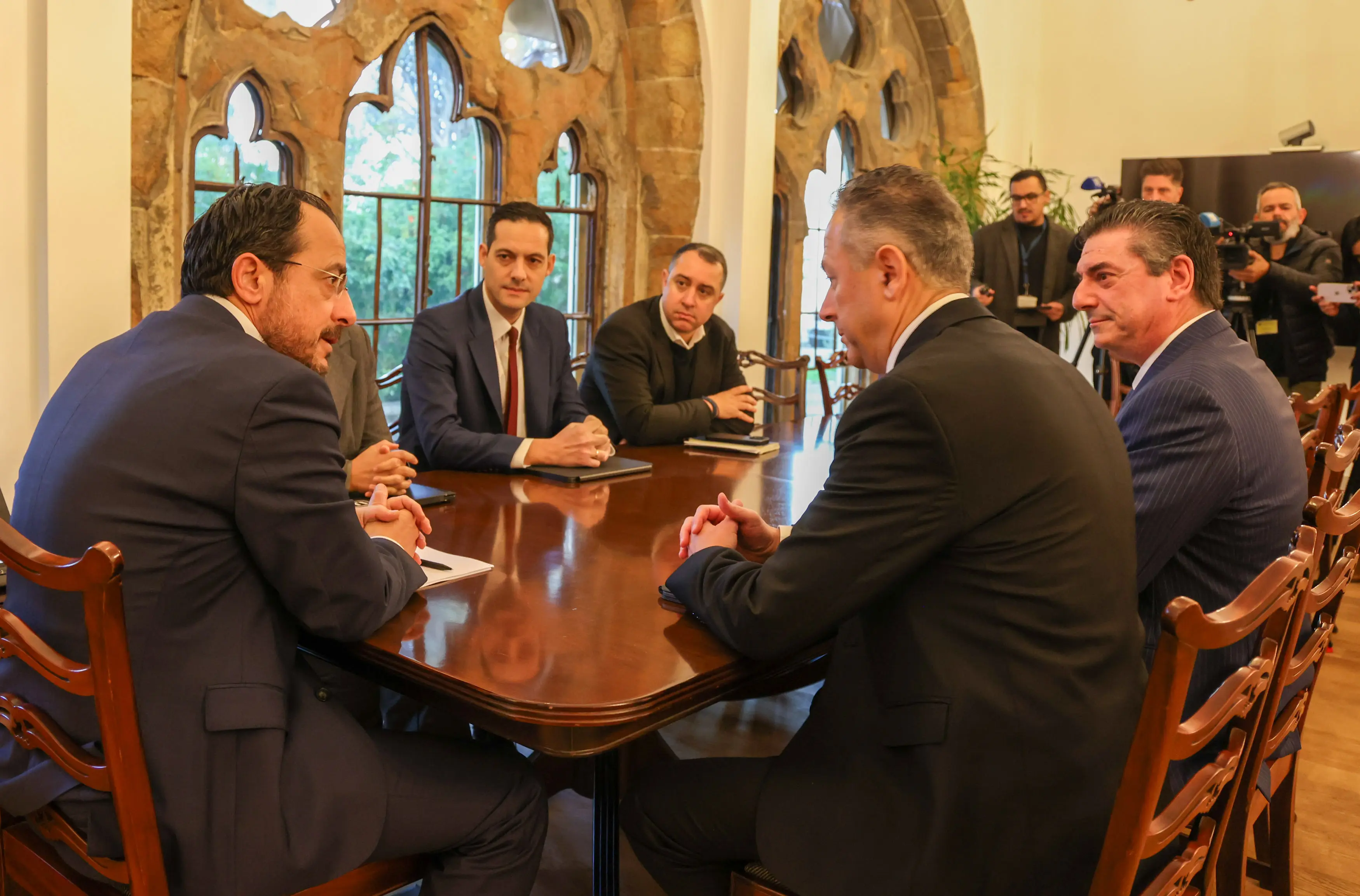 Εισηγήσεις ΠτΔ στις τράπεζες για ελαφρύνσεις – Νέο ραντεβού την Τετάρτη