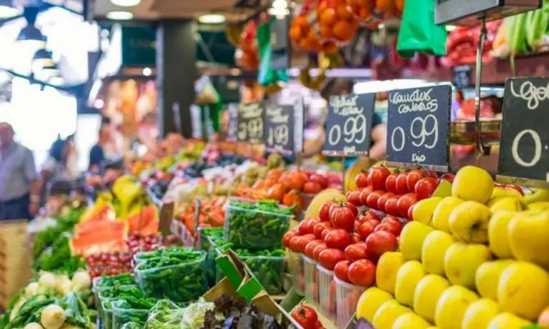 Οι τρεις λόγοι που διατηρούνται υψηλές οι τιμές των τροφίμων