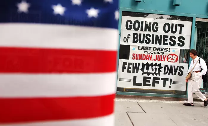 Ο εμπορικός πόλεμος τραβάει προς τα κάτω την παγκόσμια οικονομία