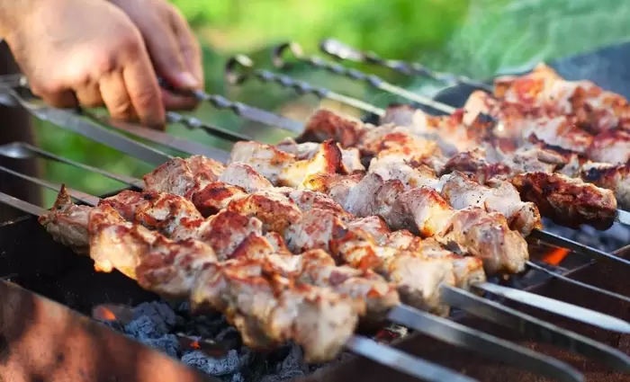 Πόσο θα κοστίσει φέτος το κρέας της Τσικνοπέμπτης (τιμές)