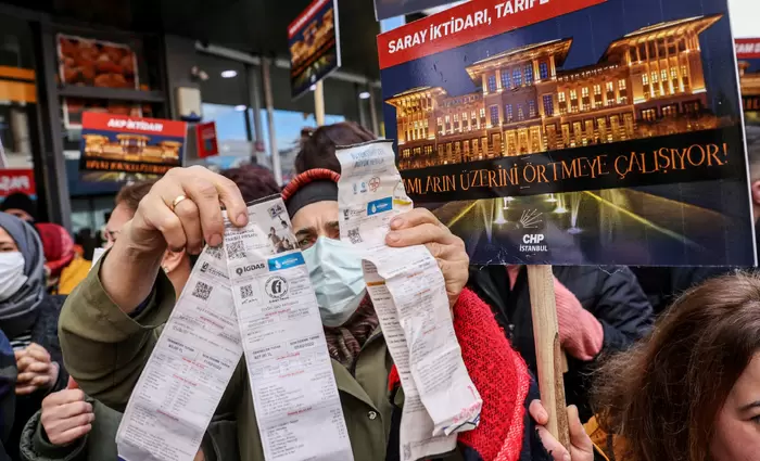 FT: Πώς ξεγλιστρά από την κατάρρευση η οικονομία της Τουρκίας