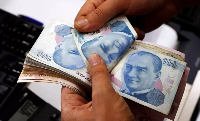 Η λίρα απειλεί την οικονομία της Τουρκίας