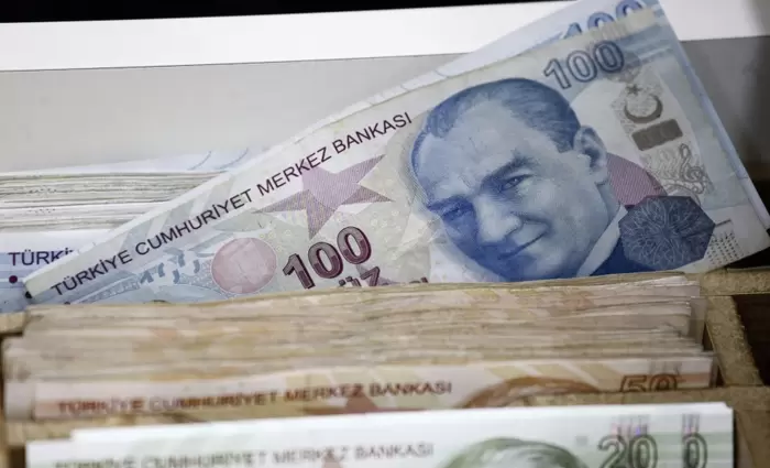 Μικρή άνοδο καταγράφει η λίρα