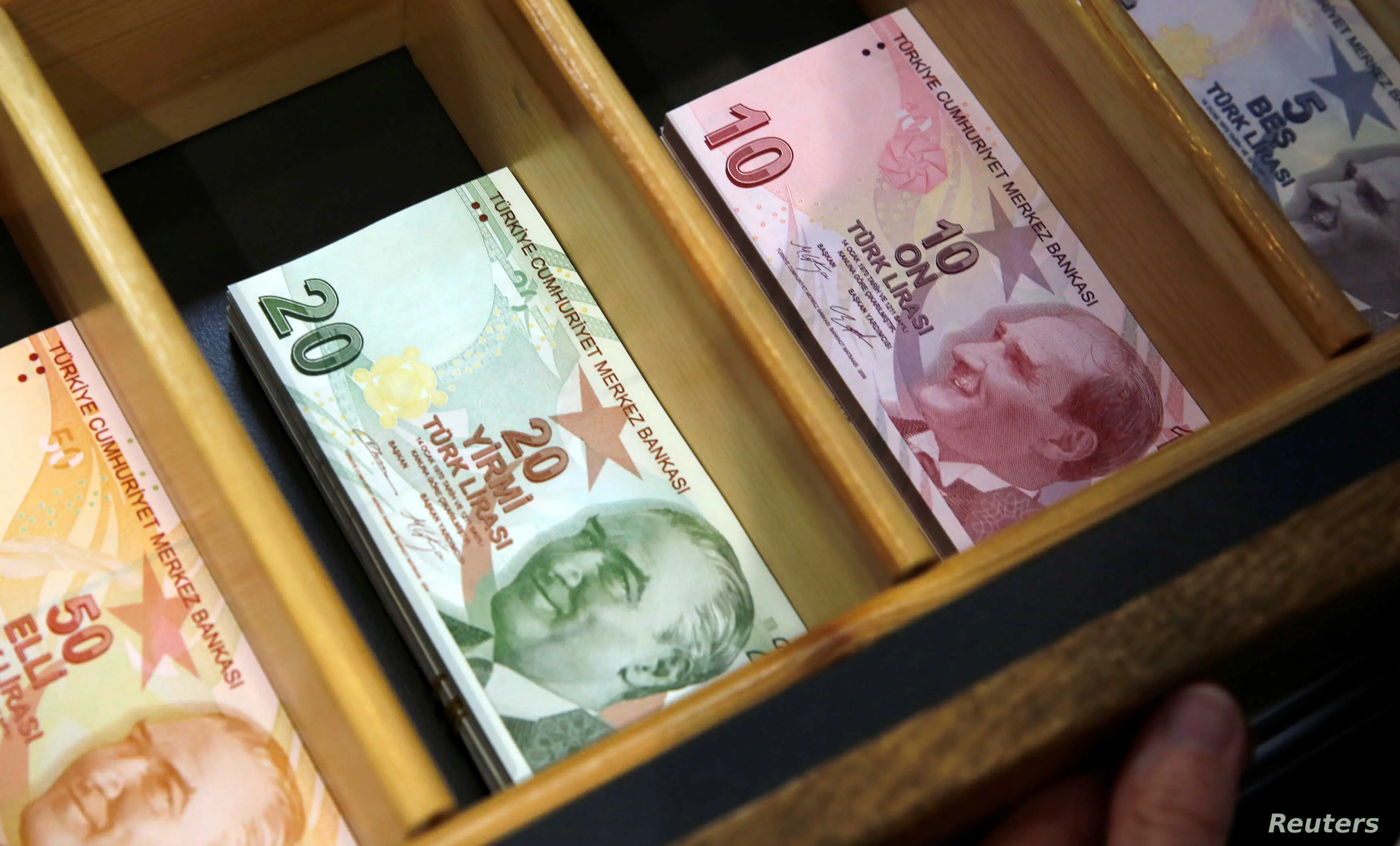 FT: Αβάσταχτο το χρέος για την Τουρκία