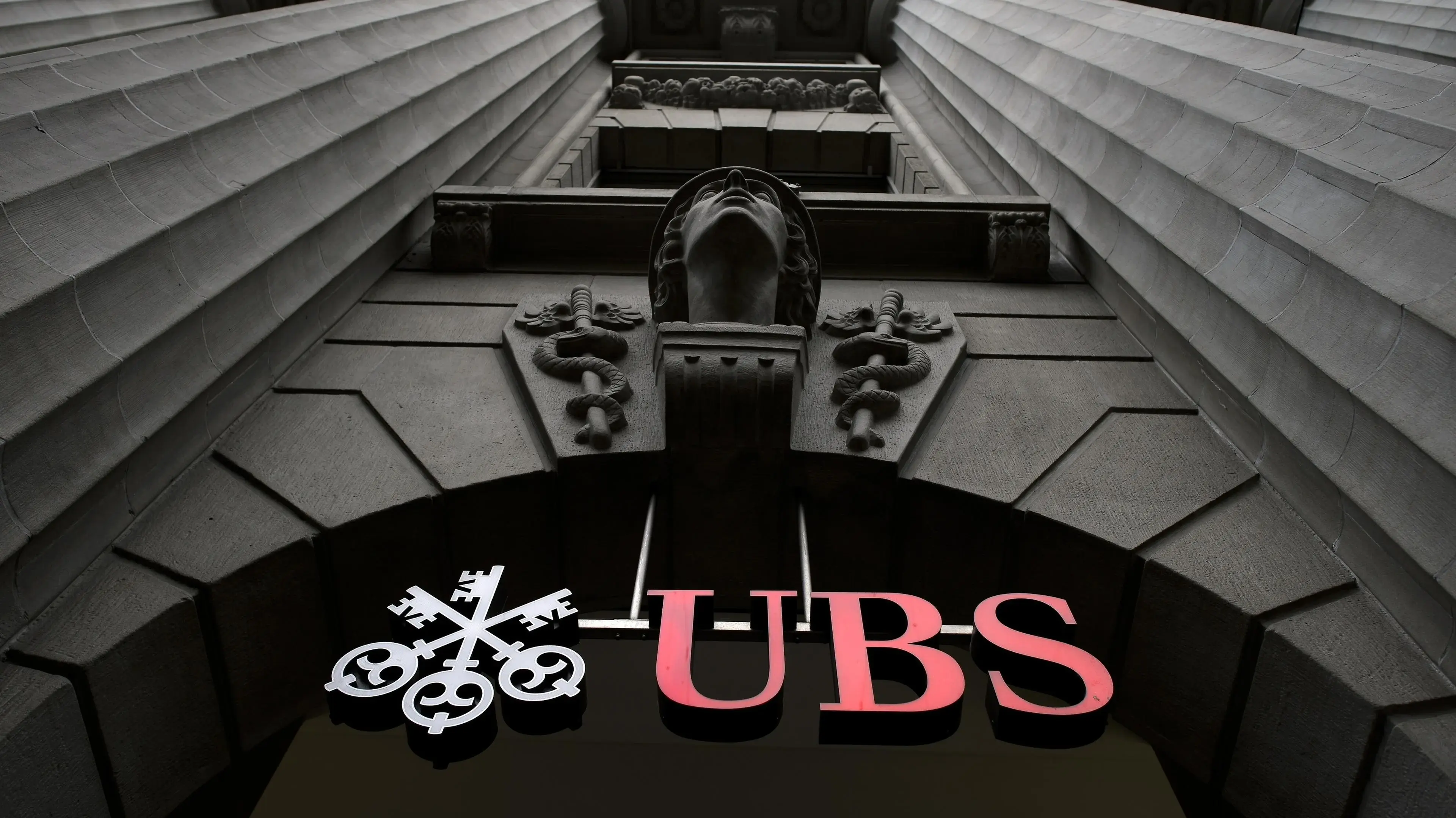 Σε δύσκολη θέση η UBS λόγω των νέων κεφαλαιακών απαιτήσεων της ελβετικής κυβέρνησης