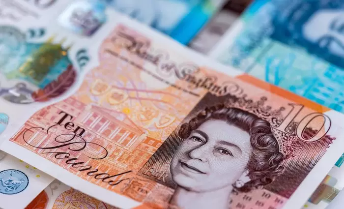 Βρετανία: Ποιοι άφηναν χαρτονομίσματα στους δρόμους ενός χωριού;