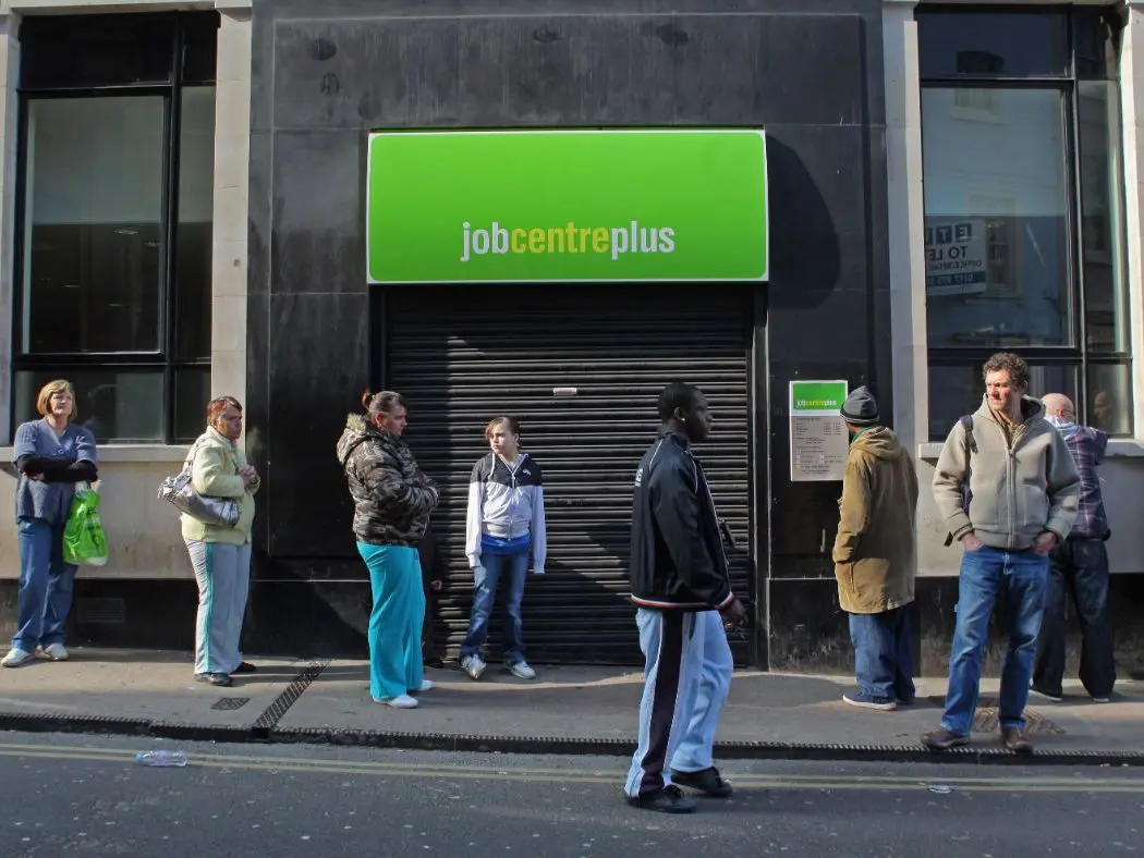 Χωρίς εργασία ενα εκατομμύριο νέοι στη Βρετανία – Στο 4,8% η ανεργία