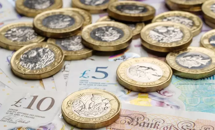 Αποταμιεύσεις στη Βρετανία: Τα νοικοκυριά πλήττονται από τις αυξήσεις φόρων