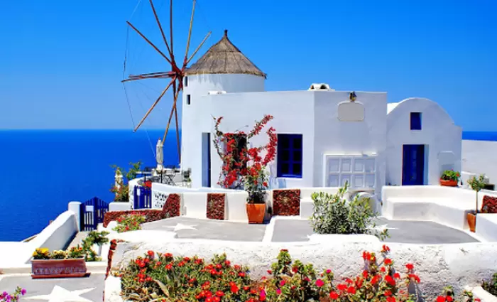 Bloomberg: Οι τουρίστες το σωσίβιο για την ελληνική οικονομία;