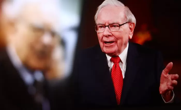 Λίγο πριν αποχωρήσει ο Μπάφετ έδωσε ψήφο εμπιστοσύνης στα παραδοσιακά μέσα ενημέρωσης, το πετρέλαιο και την… πίτσα