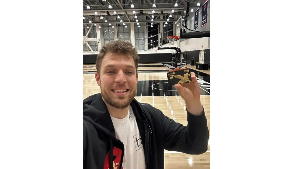 Η ECOMMBX Συνεργάζεται με το Φαινόμενο του NBA, Sasha Vezenkov, σε Μια Πρωτοποριακή Συνεργασία