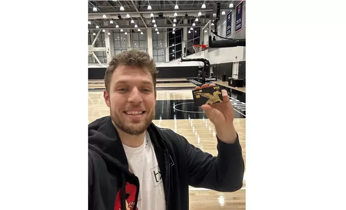 Η ECOMMBX Συνεργάζεται με το Φαινόμενο του NBA, Sasha Vezenkov, σε Μια Πρωτοποριακή Συνεργασία