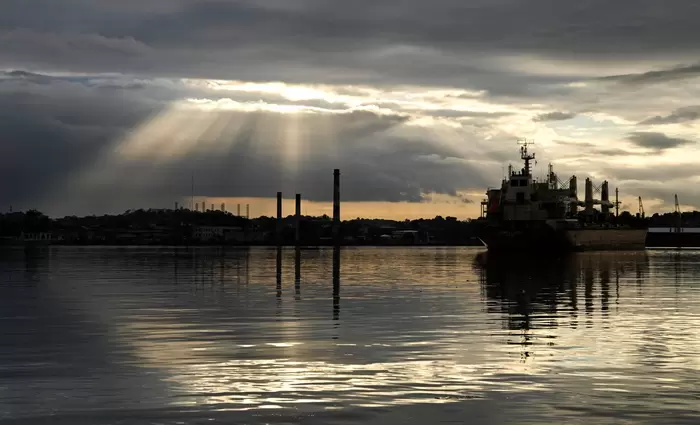 Τραμπ: Απειλεί με δασμούς τις χώρες που πωλούν πετρέλαιο στην Κούβα