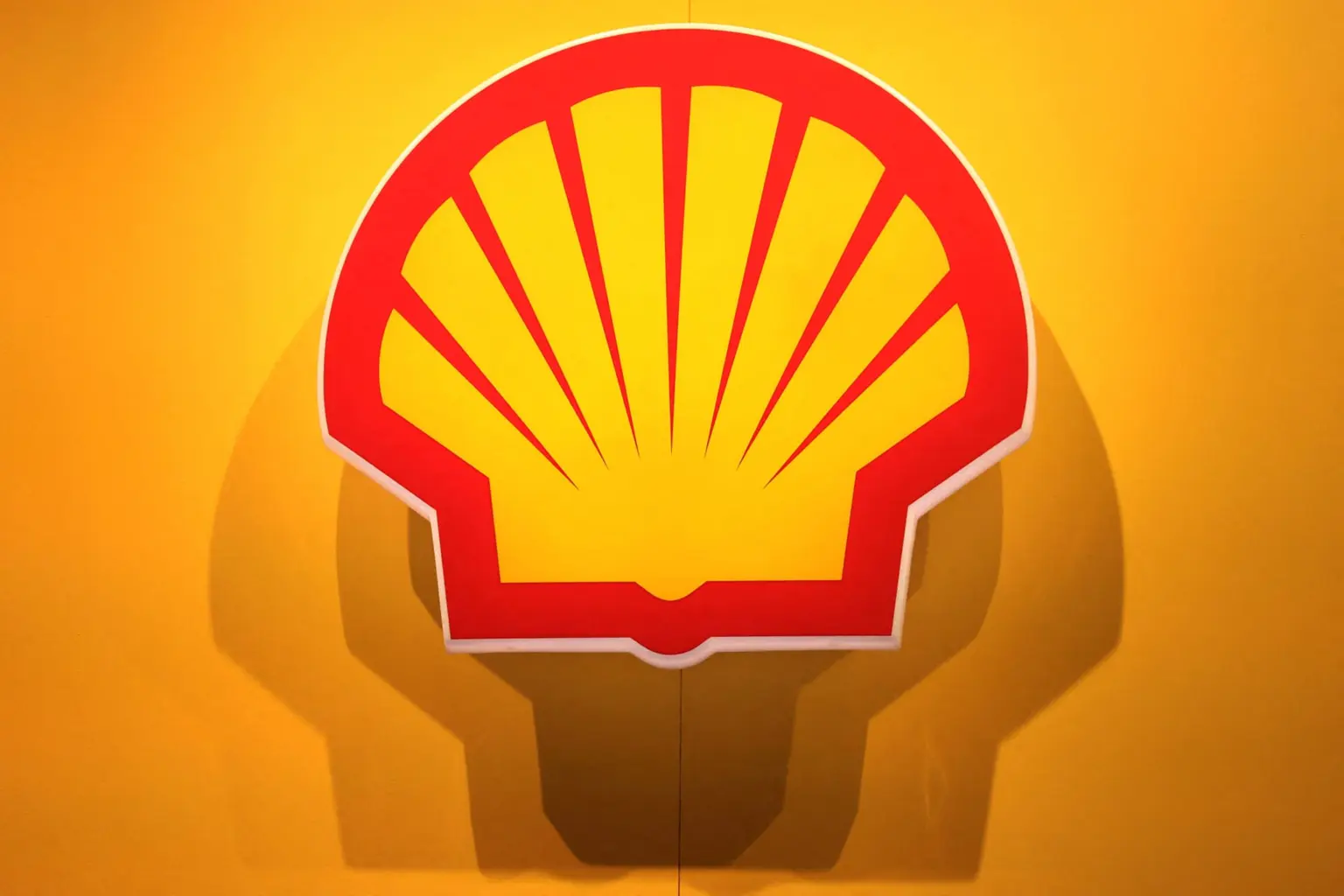 Shell: Τα χειρότερα τριμηνιαία κέρδη εδώ και 5 χρόνια, λόγω των χαμηλών τιμών αργού πετρελαίου