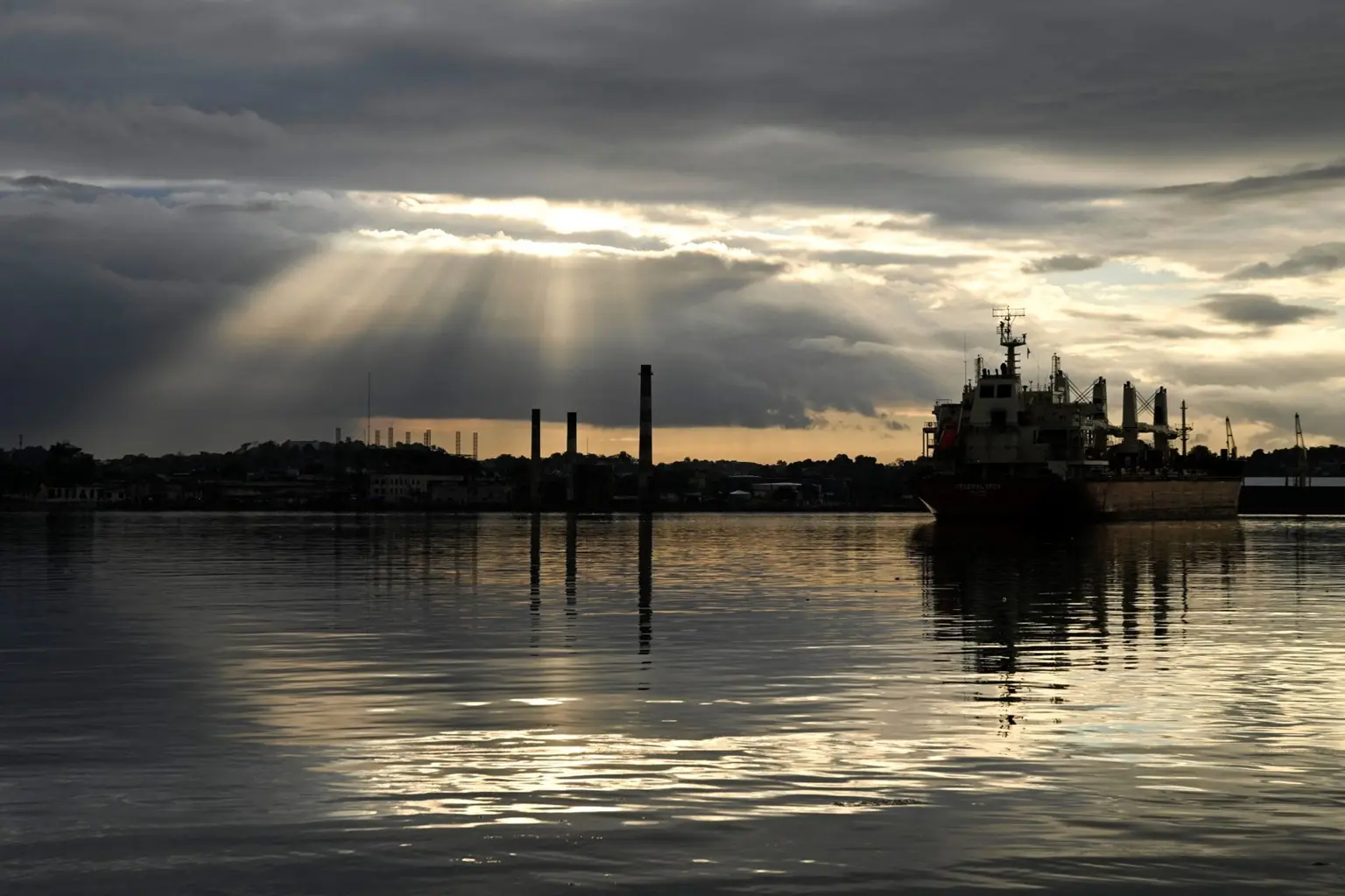Τραμπ: Απειλεί με δασμούς τις χώρες που πωλούν πετρέλαιο στην Κούβα