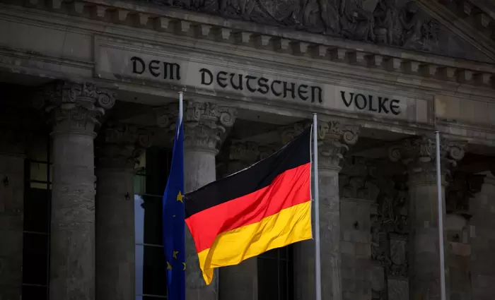 Γιατί η Bundesbank «πυροβολεί» τον καγκελάριο Μερτς