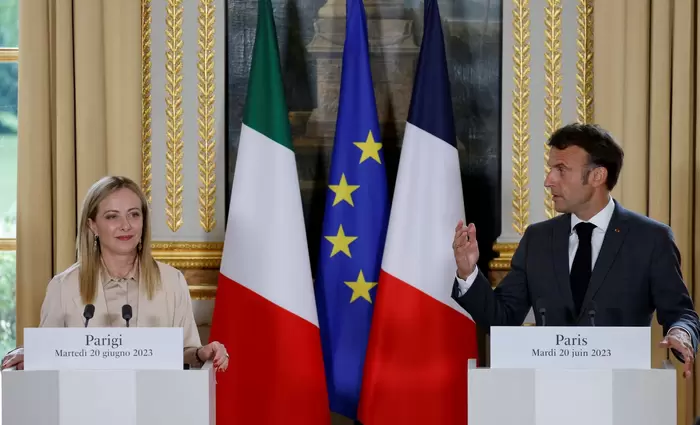 O πόλεμος για το «Made in Europe»: Τι θέλει ο Μακρόν, γιατί βάζουν εμπόδια Μερτς και Μελόνι