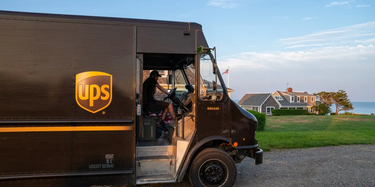 UPS: Κόβει 20 χιλ. θέσεις εργασίας μετά τη ρήξη με την Amazon