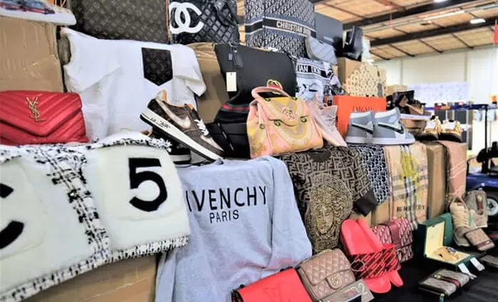 ΗΠΑ: Προϊόντα «μαϊμού» αξίας 1 δισ. κατασχέθηκαν στο λιμάνι του Λος Αντζελες