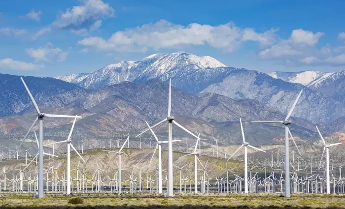 ΗΠΑ: Παρά τον «τυφώνα Τραμπ» σε ανοδική τροχιά οι ΑΠΕ
