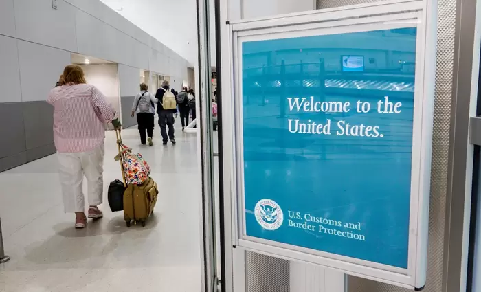 Πώς ο Τραμπ «ακρωτηριάζει» τον τουρισμό προς ΗΠΑ