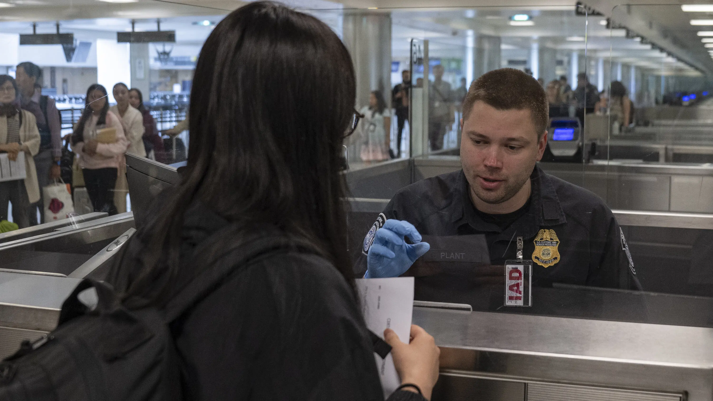 Bloomberg: Οι ΗΠΑ σχεδιάζουν να καταστήσουν υποχρεωτικούς τους ελέγχους social media για ταξιδιώτες χωρίς βίζα