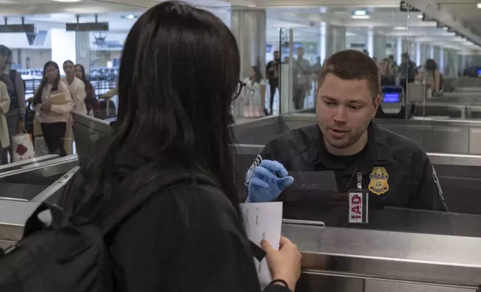 Bloomberg: Οι ΗΠΑ σχεδιάζουν να καταστήσουν υποχρεωτικούς τους ελέγχους social media για ταξιδιώτες χωρίς βίζα