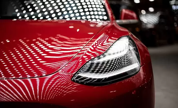 Βουτιά στο κενό για τις μετοχές της Tesla