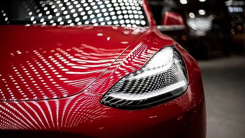 Βουτιά στο κενό για τις μετοχές της Tesla