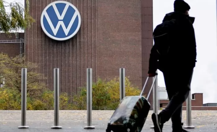 Volkswagen: Πόσους μισθούς θυσιάζουν οι εργαζόμενοι για να γλιτώσουν απολύσεις